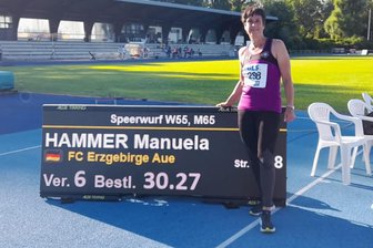 Leichtathleten trotzdem beim Geringswalder Werfertag der enormen Hitze - Für die Geringswalderin Manuela Hammer, die für Erzgebirge Aue startet, sprangen bei der Masters-DM in diesem Jahr zwei Silbermedaillen heraus. In Geringswalde zeigte sie nun eine beeindruckende Spätform.