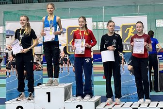 Leichtathletik: 13-jährige Limbacherin holt dritten Titel in der Hallensaison - Josephine Heine (13) holt sich den mitteldeutschen Meistertitel über 800 Meter in der U16.