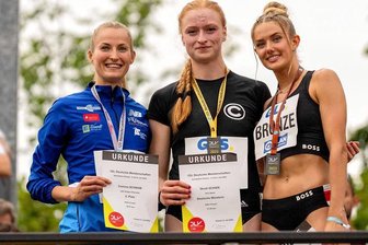Leichtathletik: Chemnitzerin Corinna Schwab meistert schwierige Phase und feiert silbernes Comeback - Freude über Silber: Corinna Schwab (li.) strahlt auf dem Siegerpodest neben Skadi Schier und Alica Schmidt (re.). 