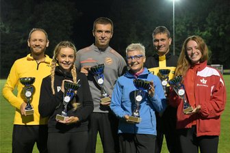 Leichtathletik: Das sind die Gewinner der 29. Stundenlaufserie in Falkenstein - Die Platzierten über die Stunde bei der Stundenlaufserie in Falkenstein: von links Markus Weingart (2. Platz), Katharina Tunger (2.), Patrick Rink (1.), Ulrike Mahl (1.), Ringo Straßburg (3.) und Jessica Weidlich (3.).