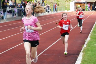 Leichtathletik-Debütantin sorgt beim 8. Erzgebirgsmeeting für Aufsehen - Mit einem starken Endspurt rettete Maira Schiller im abschließenden 800-Meter-Lauf ihren Sieg ins Ziel.