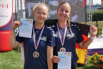 Leichtathletik: Erzgebirgsauswahl beweist sich in Tschechien auf internationaler Bühne - Lena Sachse (links) und Hannah Maneck schafften es in Brünn aufs Podest.
