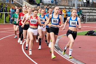 Leichtathletik: Freiluftauftakt sprengt alle Rekorde - Hier ist Izzie Voigt (845) noch in Lauerstellung. Später flog sie beim 800-Meter-Lauf allen davon.