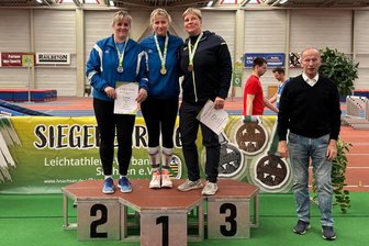 Leichtathletik: Freud und Leid liegen für erzgebirgische Starter bei Masters-Landesmeisterschaft eng beisammen - Nadine Beck (Mitte) und Manja Groß (links) verwiesen im W-45-Kugelstoßen Yvonne König aus Hoyerswerda auf Platz 3.