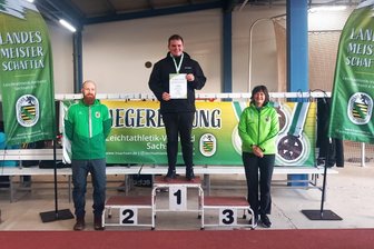 Leichtathletik: Großolbersdorfer Hammer-Spezialist startet mit Titelgewinn ins neue Jahr - Bei der Landesmeisterschaft im Winterwurf durfte Hammer-Spezialist Dennis Beck das oberste Treppchen besteigen.