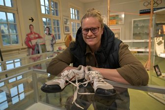 Leichtathletik in der Krise: Wo der Schuh drückt - Sara Gambetta brachte ihre ehemaligen Kugelstoß-Spezialschuhe mit – die stehen nun im Museum Saxosport.