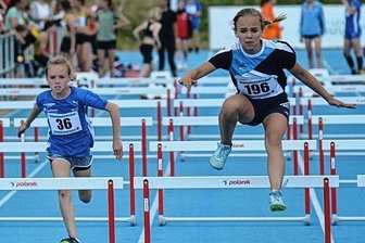 Leichtathletik in Mittweida: Talente nutzen Heimvorteil eindrucksvoll - Im Vorlauf über 60 Meter Hürden (r.) wurde Mira Herz vom TSV Wechselburg Zweite, im Finale verpasste sie als Vierte das Podest knapp. Dafür gewann sie den Hochsprung und holte mit dem Schlagball Silber. 