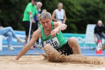 Leichtathletik: Krankheit wirft Freiberger bei Masters-DM zurück - In seinem letzten Versuch sprang Ingo Wolf am weitesten. Die 9,27 Meter reichten aber nur für Rang 6.