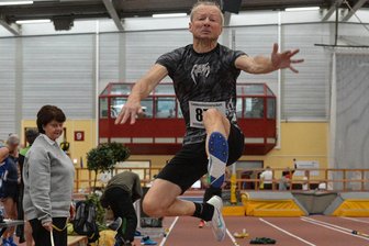 Leichtathletik-Landesmeisterschaft der Senioren: Rückkehrer aus Zöblitz rundet starke Bilanz ab - Bei der Landeshallenmeisterschaft der Senioren in Chemnitz sicherte sich Bert Körner Bronze in der Altersklasse M 55. Im Weitsprung standen für den Leichtathleten des TSV Pobershau 4,32 Meter zu Buche.