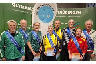 Leichtathletik: LG Vogtland beim Geherpokal der Master geehrt - Siegerehrung des Gehsportnetzwerkes mit Brit und Uwe Schröter (Bildmitte in Gelb), Bianca Schenker war nicht anwesend.