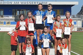 Leichtathletik-Nachwuchs aus dem Erzgebirge freut sich auf internationales Highlight - In der U-12-Teamwertung der Mädchen erkämpften Jocy Ehrig, Therese Börner und Kaisa Heidler (links) bei der Mehrkampf-Regionalmeisterschaft Silber für den LV 90 Erzgebirge.