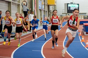 Leichtathletik-Regionalmeisterschaft: Nachwuchssportler aus dem Erzgebirge dominieren Sprintstaffeln - In der 4x100-Meter-Staffel der AK 14 setzten sich die jungen Frauen der Startgemeinschaft Erzgebirge durch. Hier übergab Auftaktläuferin Amelie Seidel den Stab an Izzie Voigt (r.).