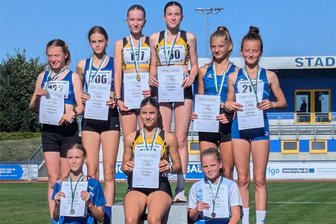 Leichtathletik-Regionalmeisterschaften: Junge Reichenbacherinnen setzen sich durch - Siegerehrung in der Teamwertung der weiblichen U 14. Auf Platz 1: Mona Bellmann (stehend links) neben Maria Rapoport. Sitzend Marie Hendel, die auch Einzel-Gold gewann. Platz 2 Erdgas Chemnitz, Platz 3 Turbine Frankenberg.