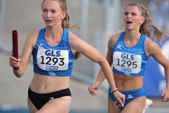 Leichtathletik: Schnelle Turbine-Mädels laufen bei Jugend-DM unter die besten zehn Staffeln - Emmy Ebert (l.) und Lilli Lichtenberger schafften es mit der 4x100-Meter-Staffel des SV Turbine Frankenberg auf Platz 9.