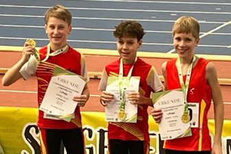 Leichtathletik: Staffeln des SV Vorwärts Zwickau zeigen bei Landesmeisterschaft eine Galavorstellung - Strahlen über den Titel in der Staffel über dreimal 800 Meter: Teo Heymann, Adrien Gleixner und Paul Morgner (von links) vom SV Vorwärts Zwickau.