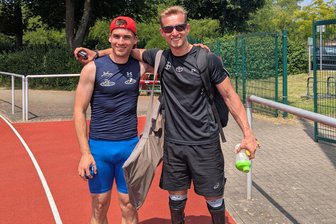 Leichtathletik: Starker Gegenwind stoppt Oederaner Rekordjagd - Die Para-Sprinter Johannes Hohl von der TSG Oederan (l.) und Johannes Floors aus Leverkusen.