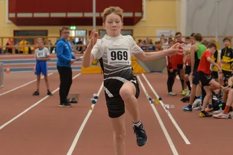 Leichtathletik: Talenten gelingt in Chemnitz der Sprung in neue Altersklasse - Im dritten und finalen Anlauf klappte es für Jan Stöcker mit einem gültigen Versuch. Der Elfjährige kam im Weitsprung auf 4,13 m und gewann den Fünfkampf der M 12 am Ende mit 2192 Punkten.