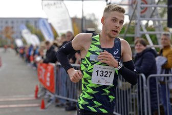 Leichtathletik: Was Tom Förster aus Glauchau über seinen Sieg beim Citylauf in Dresden sagt - Tom Förster – hier beim Glauchauer Herbstlauf 2024 – hat am Sonntag den Citylauf in Dresden gewonnen.