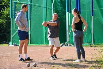 Leichtathletik: Weshalb Ex-Hammerwerfer Steve Harnapp „happy“ ist und Bundestrainer Sven Lang „beruhigt“ - Mit dem Hammer ist Steve Harnapp in seinem Element. Im Chemnitzer Sportforum trainiert er mit Lukas Winkler (li.) und Maria Gröper.