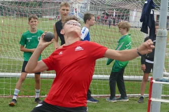 Leichtathletik: Zwei Weitenjäger und eine Lokalmatadorin bringen Großolbersdorf zum Staunen - Mit 10,30 Metern sicherte sich Gerrit Rische (LV 90 Erzgebirge) Silber im Kugelstoßen der M 13.