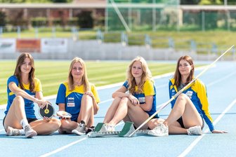Leichtathletinnen der LG Mittweida reisen an die Ostsee - zur Deutschen Jugendmeisterschaft - Als Quartett an die Ostsee: Luise Schmidt und Jannika Vasold starten bei der Jugend-DM mit dem Diskus. Pia Ulbricht peilt über 100m das Halbfinale an, und Ulrike Schmidt (v. l. n. r.) möchte beim Saisonhöhepunkt mit dem Speer zu alter Stärke zurückfinden.