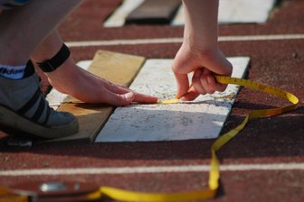 Leichthletik-Regionalmeisterschaften: Drei Vogtländerinnen holen mit exakt gleichem Wert Gold im Additionsweitsprung - 
