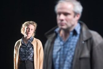 Leid, Tod und Verheißung - Der Schreinermeister Otto Quangel (Björn-Ole Blunck) geht nach Folter und Verurteilung in den Tod. Anna Quangel (Anja Schreiber) folgt.