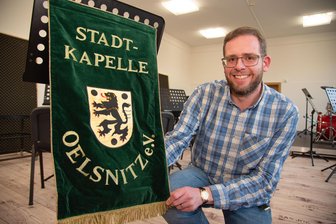 Leidenschaft für Blasmusik in Oelsnitz: Für diese Truppe kehrt ein Vogtländer regelmäßig aus München in seine Heimat zurück - Henning Röder ist langjähriges Mitglied der Stadtkapelle Oelsnitz und hat die Entwicklung der Musikgruppe mitgeprägt.