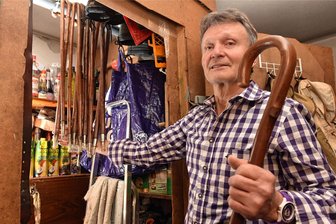 Leidenschaft für blecherne Souvenirs: Erzgebirger hat ein immer rarer werdendes Hobby - Manfred Meyer aus Zwönitz bewahrt in einer Vorratskammer einen Nachschub an Wanderstöcken als Vorrat auf, um sie mit Stocknägeln zu verzieren.