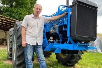 Leidenschaft für die "Ungarische Langnase" - Martin Sprich aus Marbach in der Gemeinde Striegistal und sein ungarischer Traktor, Baujahr 1967. 