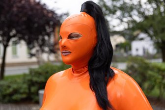 Leidenschaft für Latex: Wie ein Erzgebirger sein Hobby auch als Frau auslebt - Das Gefühl, wenn er ganz in Latex und mit so einer Maske irgendwo in der Öffentlichkeit auftaucht, ist für Enrico Kretzschmar noch immer ganz besonders. Denn er weiß nie, wie die Leute darauf reagieren, gerade in Geschäften.