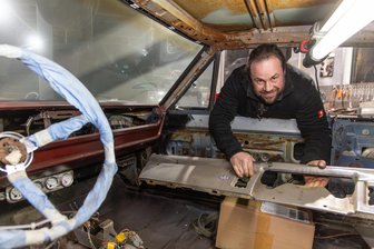 Leidenschaft im Erzgebirge: Zwei Autoschrauber und ihre amerikanischen Schätzchen - Kaum vorstellbar, dass dieser Dodge Charger, Baujahr 1965, irgendwann wieder in ganzer Schönheit über die Landstraßen rollen wird. Doch für Kraftfahrzeugmechanikermeister Ruben Bergner gibt es daran keinen Zweifel.