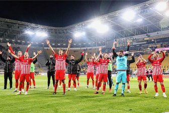 Leidenschaft statt "Ballerina-Fußball": Der FSV Zwickau siegt im Sachsenpokal-Viertelfinale bei Dynamo Dresden - Die Zwickauer feiern mit ihren 350 mitgereisten Fans den Sachsenpokal-Halbfinaleinzug im Dresdener Rudolf-Harbig-Stadion. 
