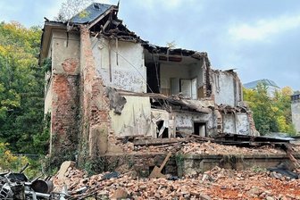 Leidenschaftlicher Protest gegen Villa-Abriss in Sachsenburg weitet sich aus - Bis Sonntag hatte sich der Bagger in Sachsenburg so weit vorgearbeitet. Wie geplant, bleibt das Kellergeschoss stehen.