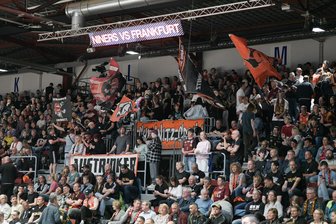 „Leider stellt niemand den Trainer in Frage“: Das sagen die Fans der Niners Chemnitz zur aktuellen Situation - Die Ninersfans in der Messe Chemnitz. Sie gehören zu den lautesten und loyalsten der Liga. Selbst nach schlechten Spielen wie am Montag gegen Bamberg gibt es höchstens vereinzelte Pfiffe.