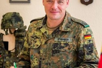 Leidet bei Bürgern das Ansehen der Marienberger Jäger? - Seit 2021 führt Oberstleutnant Thomas Spranger das Panzergrenadierbataillon 371. Zu seinen Aufgaben gehört auch Schreibtischarbeit. Aktuell muss er zudem viel Aufklärungsarbeit leisten.