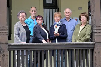 Leihgroßeltern aus dem Erzgebirge mit Ehrenamtspreis ausgezeichnet - Im Bild (v. l.) die Leihgroßeltern Evelin und Jens Möckel, Christina Zille, Christa und Rudolf Klein und Hannelore Günther, die mit dem Ehrenamtspreis ausgezeichnet worden sind.