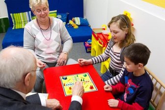 Leihgroßeltern werden gesucht - Jung und Alt können voneinander profitieren. Das soll im Projekt "Leihgroßeltern" im Mittelpunkt stehen.