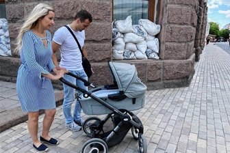 Leihmutter in der Ukraine: Wie sich ein Paar aus dem Erzgebirge seinen Kinderwunsch erfüllt - Der erste Spaziergang mit dem Kinderwagen ist wunderschön, aber auch beängstigend, weil die Sirenen gehen und viele Gebäude mit Sandsäcken gesichert sind.