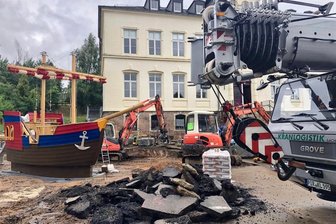 Leinen los: Warum vor der Grundschule in Niederfrohna ein 12 Meter langes Holzschiff steht - Mit einem Kran wurde das tonnenschwere Holzschiff am Montag vor der Grundschule in Niederfrohna abgestellt.