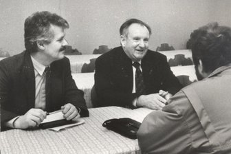 „Leinwandhochzeit“ zwischen zwei Landkreisen im Erzgebirge – Wo die Partnerschaft heute noch pulsiert - Dr. Werner Runge (l.), bis 1990 Vorsitzender des Rates des Kreises Schwarzenberg, und Landrat Robert Pfeifer (M.) aus Neustadt/Aisch bei einem Pressegespräch unmittelbar vor der Unterzeichnung der Partnerschaftsurkunde.