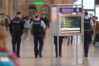 Leipzig gefährlichster Bahnhof Deutschlands: Bahn will jetzt aufrüsten - Wegen der hohen Anzahl an Gewaltdelikten sollen auf dem Leipziger Hauptbahnhof künftig Beamte der Landespolizei, der Bundespolizei sowie Mitarbeitende des Stadtordnungsdienstes und der DB Sicherheit gemeinsam auf Streife gehen.