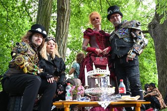 Leipzig in Schwarz: Was Besucher zum Wave-Gotik-Treffen wissen müssen - Besucher des 32. Wave-Gotik-Treffens tafeln am Freitag beim „Viktorianischen Picknick“. Tausende Anhänger der „Schwarzen Szene“ kommen auch dieses Wochenende wieder nach Leipzig.