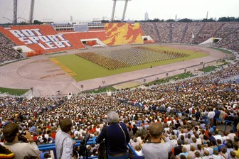 Leipzig ist im Turnfestfieber: Eine Zwickauerin erinnert sich an die Massenchoreografien zu DDR-Zeiten - Nach dem Zweiten Weltkrieg wurde das Leipziger Zentralstadion fester Austragungsort des Deutschen Turn- und Sportfestes in der DDR.