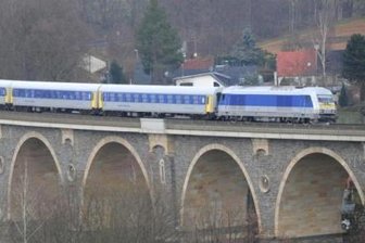 Leipzig-Linie: Fast 200 Züge sind ausgefallen - Von weitem sieht der Zug, der zwischen Chemnitz und Leipzig verkehrt - im Bild auf dem Bahrebach-Viadukt - gut aus. Doch von Nahem betrachtet, fehlt es häufig am Service. So haben sich Fahrgäste zuletzt über defekte Toiletten geärgert. Mitunter sind auch die Lokführer nicht pünktlich.