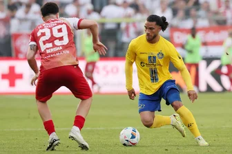 Leipzig verzweifelt, Würzburg steigt auf - Leipzigs Malik McLemore (rechts) gegen den Würzburger Dion Berisha.