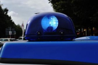 Nach dem Wasserrohrbruch sperrte die Polizei in Leipzig zwei Straßen.