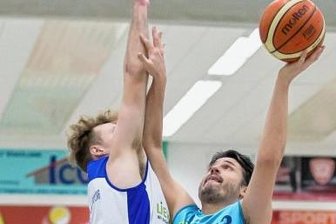 Leipzig zeigt die Baustellen auf - Auch die neuen blauen Trikots brachten bei der Heimniederlage gegen den SV Automation Leipzig nichts. BC Vogtlands Tobias Thoß, der hier zum Korb zieht, weiß, an welchen Stellschrauben zu drehen ist. 