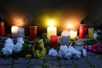 Leipziger Amokfahrt: Tatverdächtiger in Psychiatrie eingewiesen - An der Zufahrt zur Grimmaischen Straße in Leipzig erinnern Kerzen und Blumen an die Opfer der Amokfahrt vom Montagnachmittag.