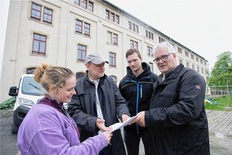 Leipziger Architektur-Studenten erkunden die Baukunst im Vogtland - Vor der Hempelschen Fabrik: Studentin Dorothea Pusch im Gespräch mit ihren Professoren Frank Schüler (links) und Christian Knoche (rechts) sowie Kommilitone Victor Baumbach.